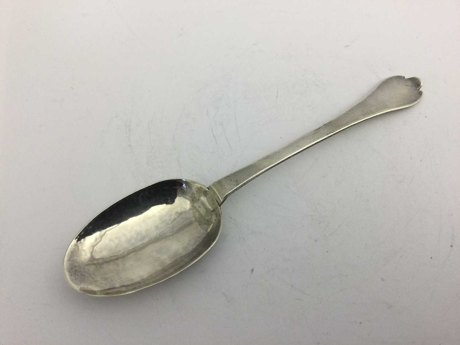 A William III Silver Trefid-Spoon, by Lawrence Coles, London, 1701 - Bild 6 aus 6