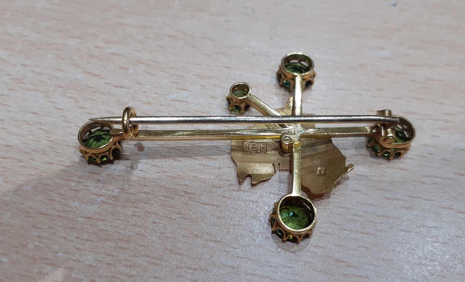 A Green Tourmaline Brooch a yellow knife edge bar overlaid with a plaque depicting Australia, with - Image 3 of 3