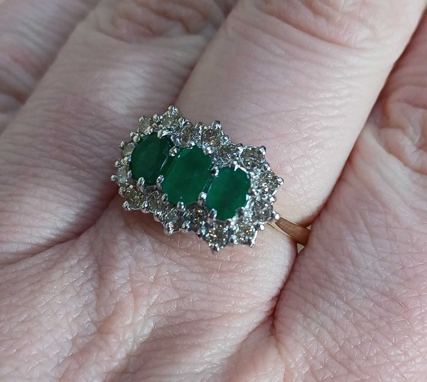 An 18 Carat Gold Emerald and Diamond Triple Cluster Ring three graduated oval cut emeralds within - Bild 2 aus 4
