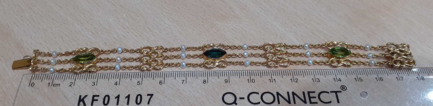 An Early 20th Century Peridot, Green Tourmaline and Seed Pearl Bracelet three yellow trace link - Image 2 of 5