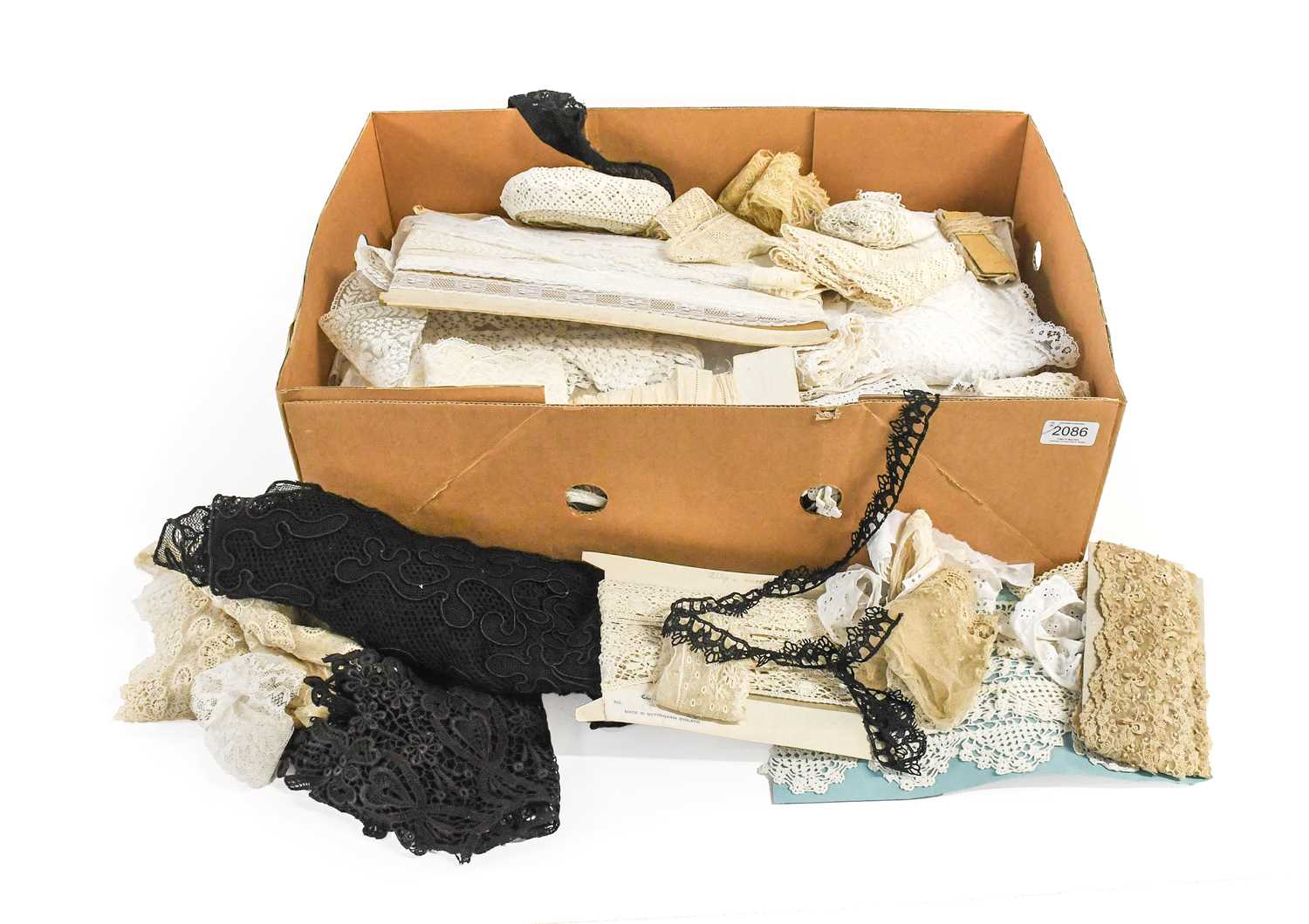 Assorted Mainly 20th Century Machine and Some Hand Made Lace, Other Items comprising lengths of lace - Image 2 of 3