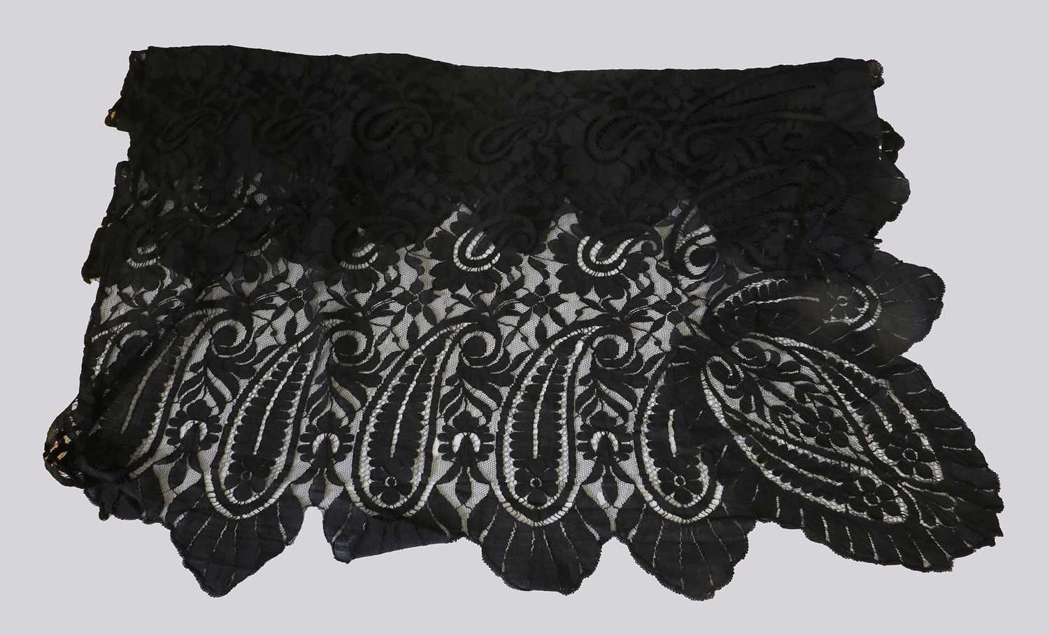 Assorted Early 20th Century Lace comprising a machine lace cream stole, a bonnet veil and white - Image 8 of 10
