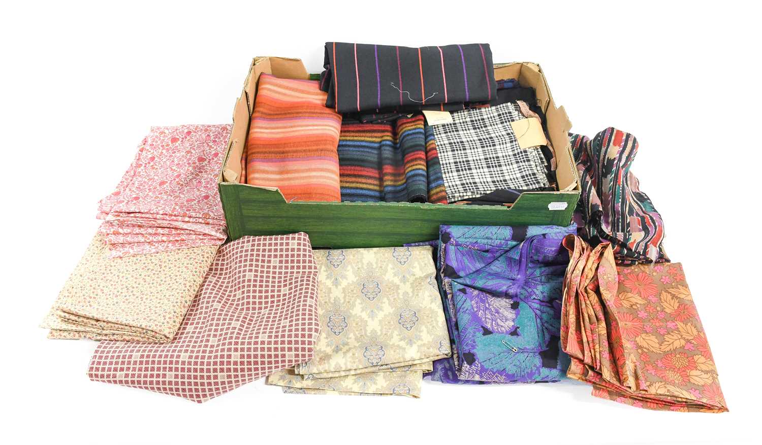Assorted Mainly Liberty and Collier Campbell Fabric Lengths, comprising a length a Liberty tana lawn - Bild 39 aus 39