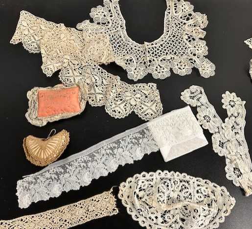 Assorted 19th/Early 20th Century Lace and Other Items including a small lace trimmed pink cotton pin - Bild 3 aus 5