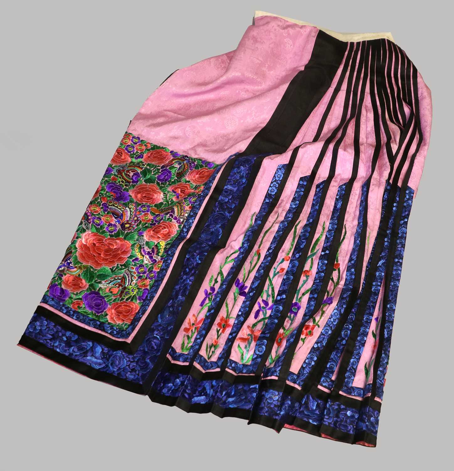 Early 20th Century Chinese Skirt in pink figured silk, with bright silk floral embroidery to the - Image 4 of 14