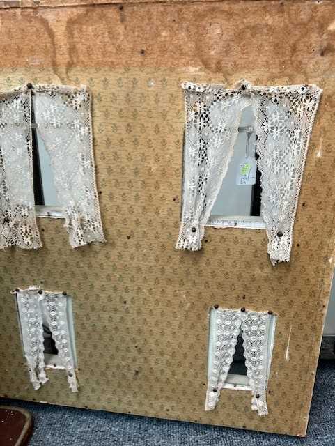 Early 20th Century Wooden Dolls House with brick papered decoration and cream paint to the facade, - Bild 11 aus 15
