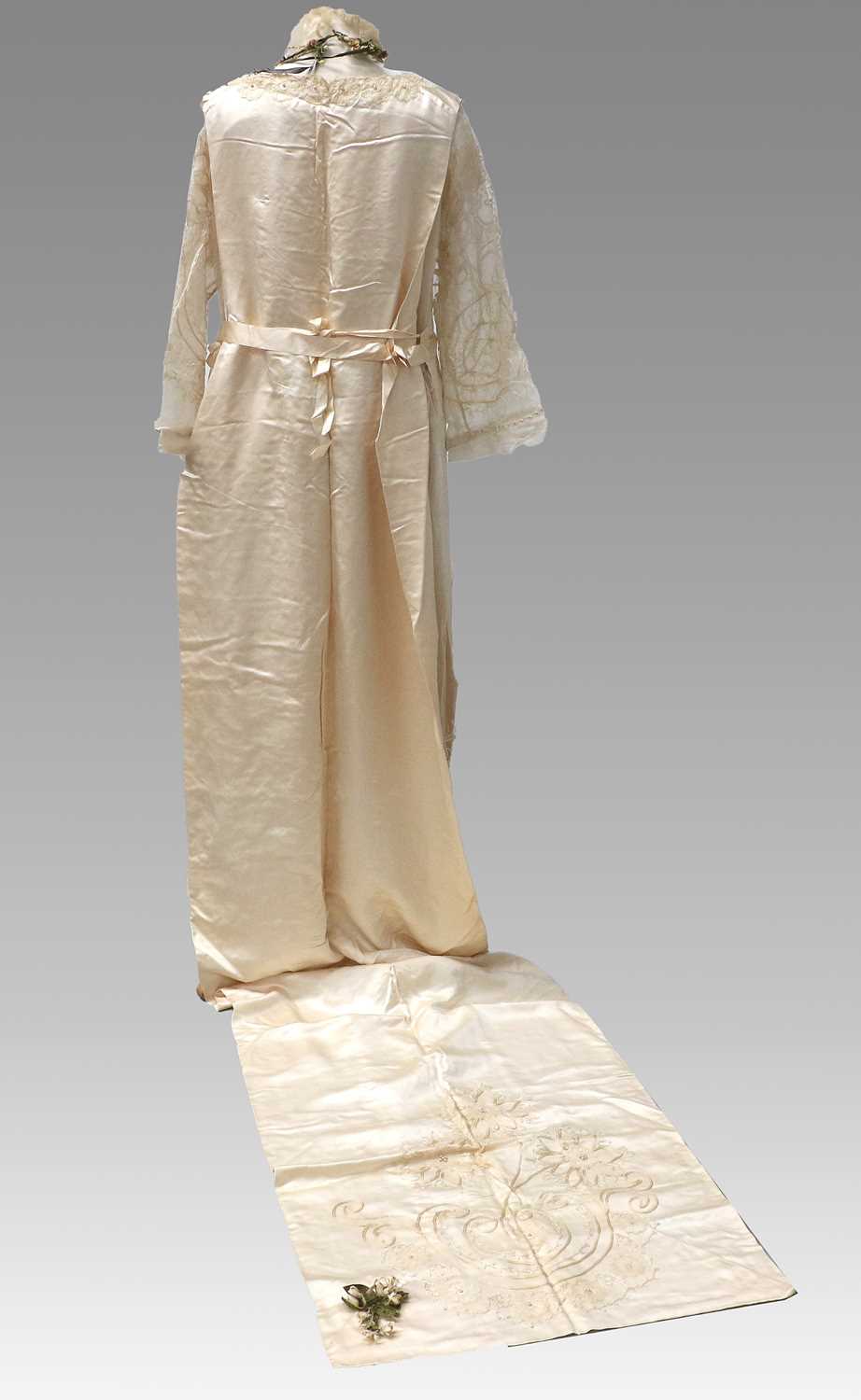 Early 20th Century Cream Silk Wedding Dress of sleeveless tabard style with ribbon ties to the - Image 3 of 11