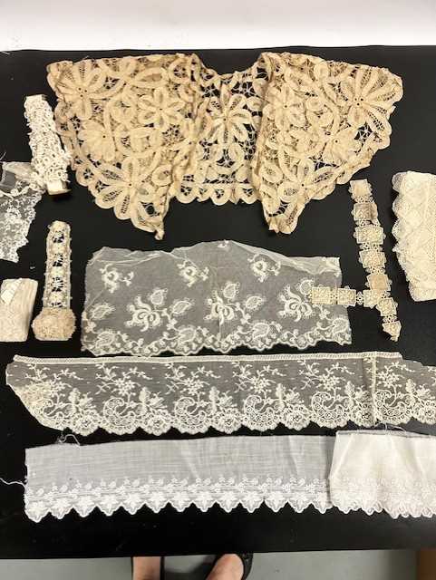 Assorted Mainly 20th Century Hand and Machine Made Lace, comprising two lappets, collars, appliqués, - Image 4 of 6