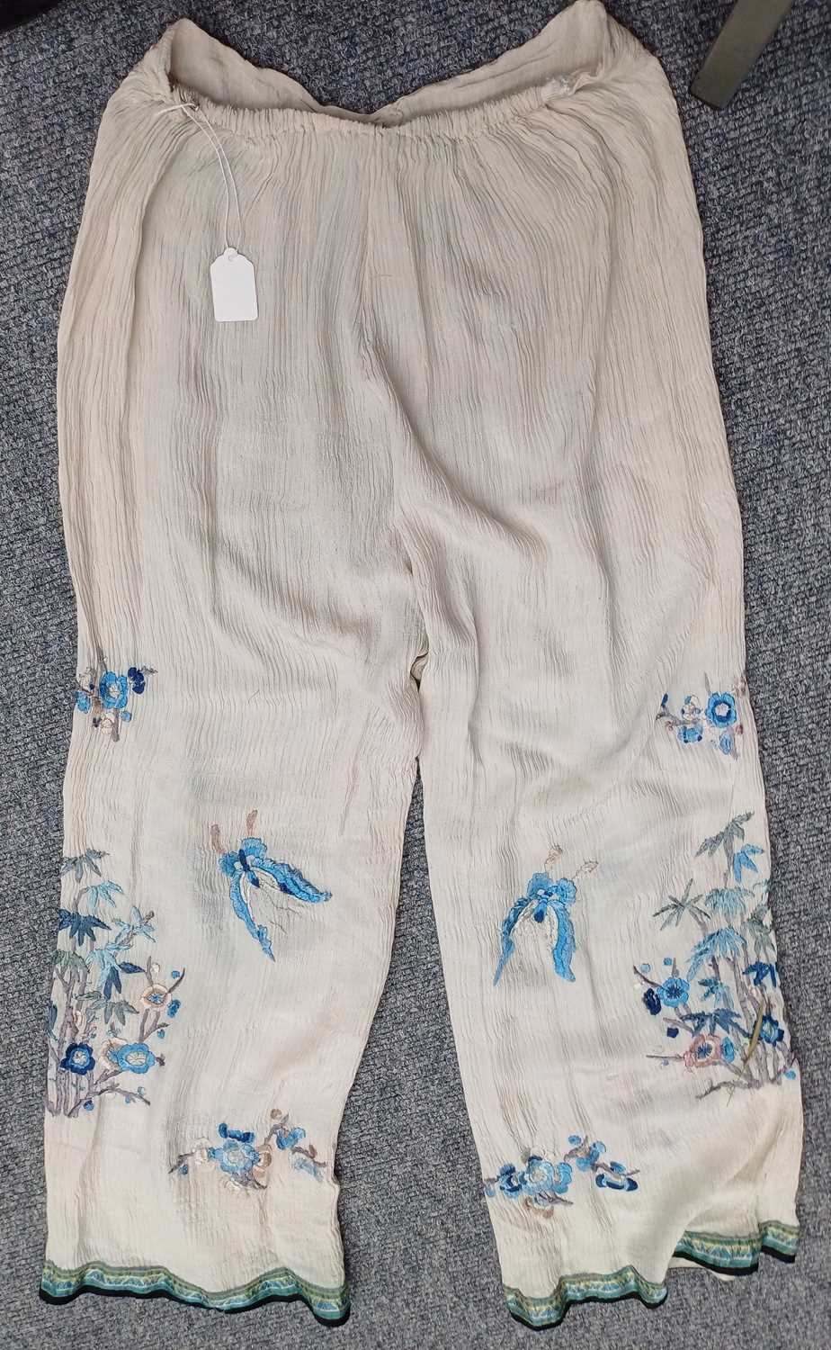 Early 20th Century Chinese Costume comprising a two piece pyjama set/lounge wear including a cream - Image 10 of 27