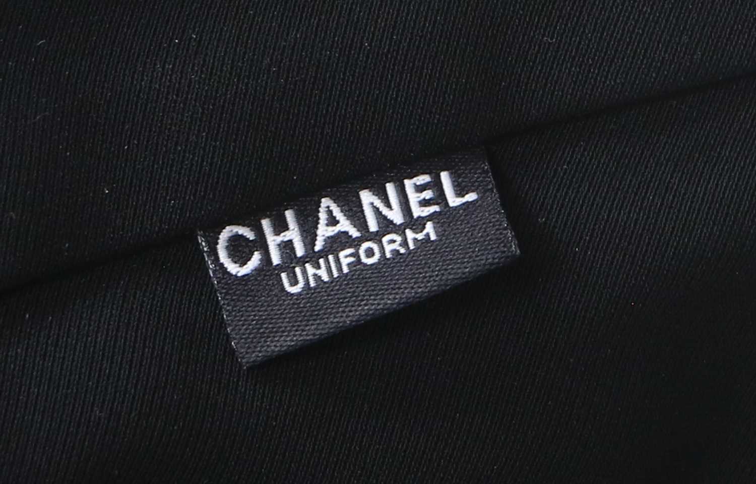 Chanel Uniform, comprising a black wool short sleeve top with round neck, and a black long sleeve - Bild 3 aus 5