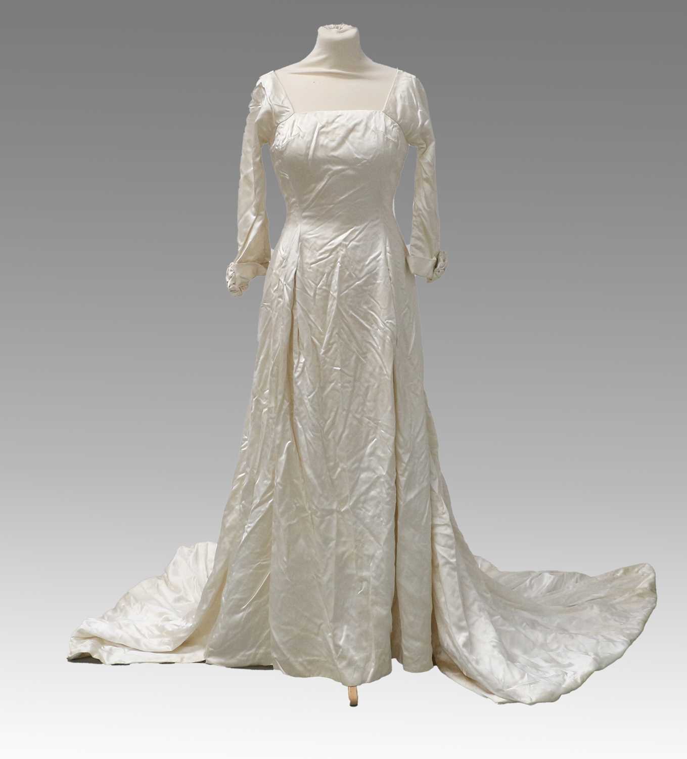 Early 20th Century Costume comprising an ivory silk wedding dress with boat shaped neck, half - Image 2 of 6