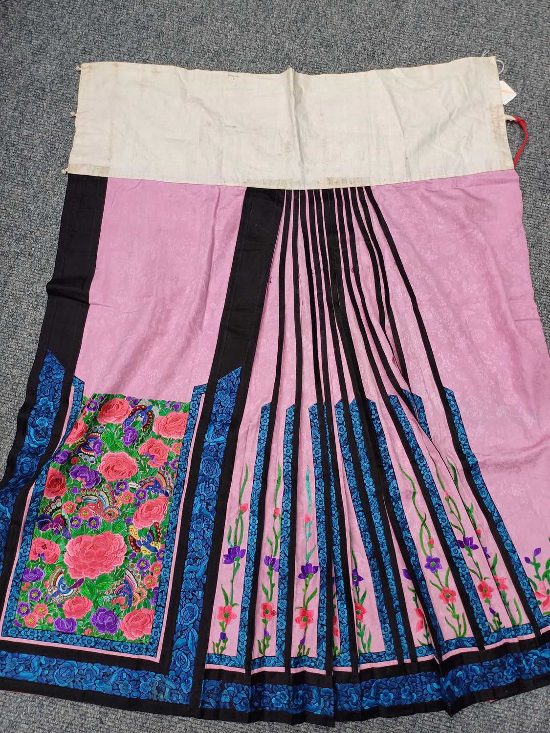Early 20th Century Chinese Skirt in pink figured silk, with bright silk floral embroidery to the - Image 8 of 14