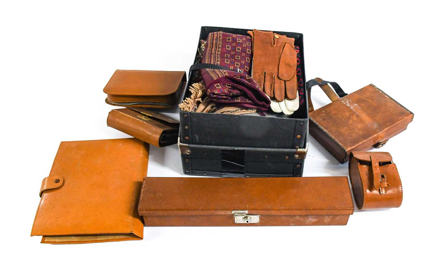 Gents Costume and Travel Accessories, comprising a grey felt top hat (size 57/7), boxed with grey