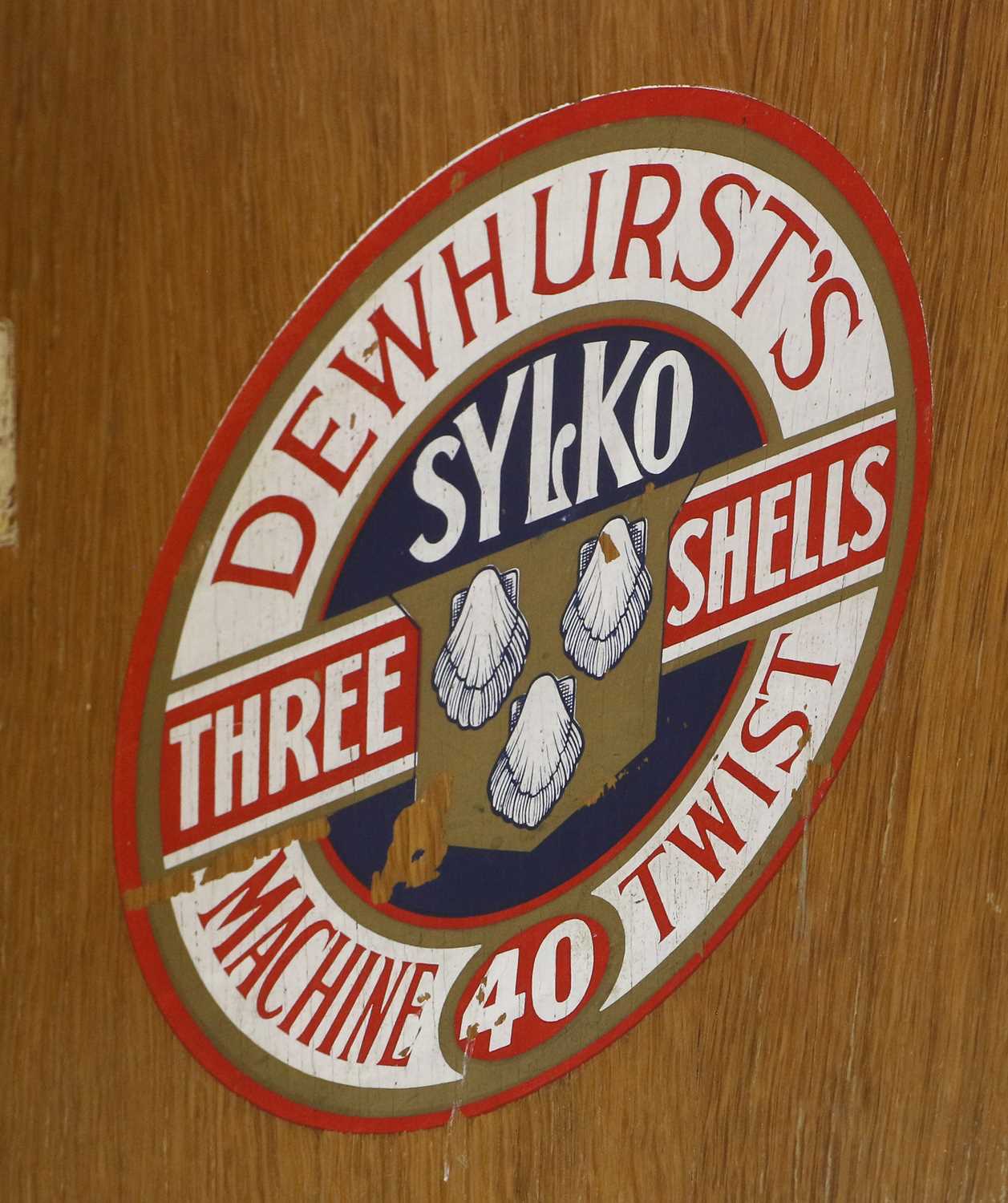 A Dewhursts Sylko Three Shells Cotton Bobbin Table Top Display Cabinet comprising six drawers with - Bild 3 aus 3