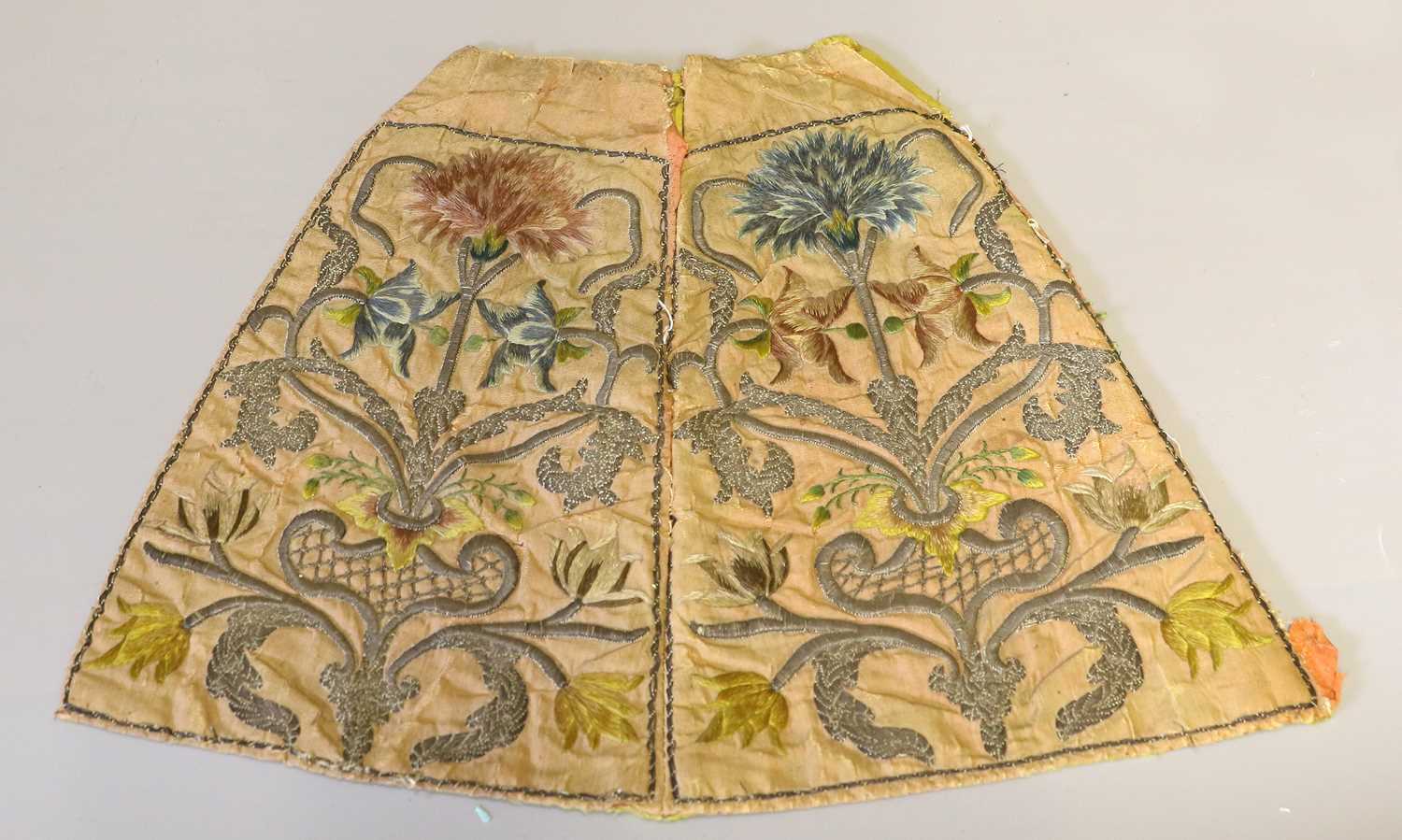 Early 17th Century Forehead Cloth of triangular shape in red silk embroidered with metallic - Image 3 of 6