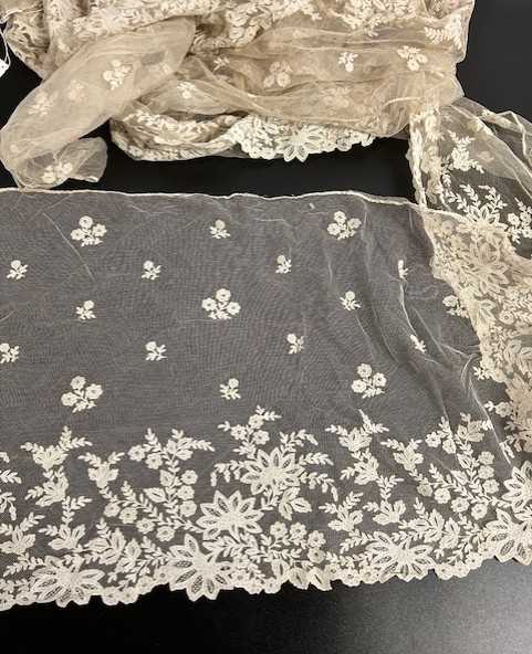 Early 20th Century Lace, comprising an embroidered net skirt mount decorated with floral sprigs, - Bild 6 aus 6