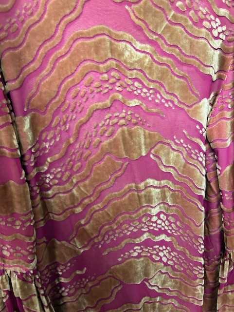 Circa 1930s Pink Silk Chiffon and Cut Velvet Evening Coat, with stylish gathered and flared lower - Image 6 of 17