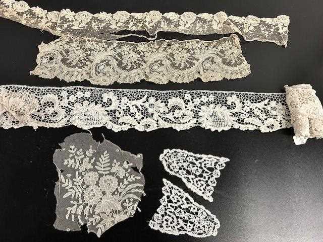 Assorted 19th/Early 20th Century Lace and Other Items including a small lace trimmed pink cotton pin - Bild 4 aus 5