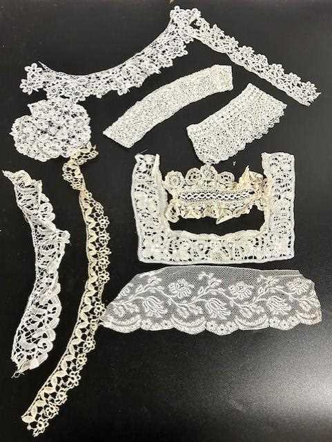 Assorted 19th Century/20th Century Lace comprising assorted lengths of trims, collars, cuffs, - Image 9 of 11