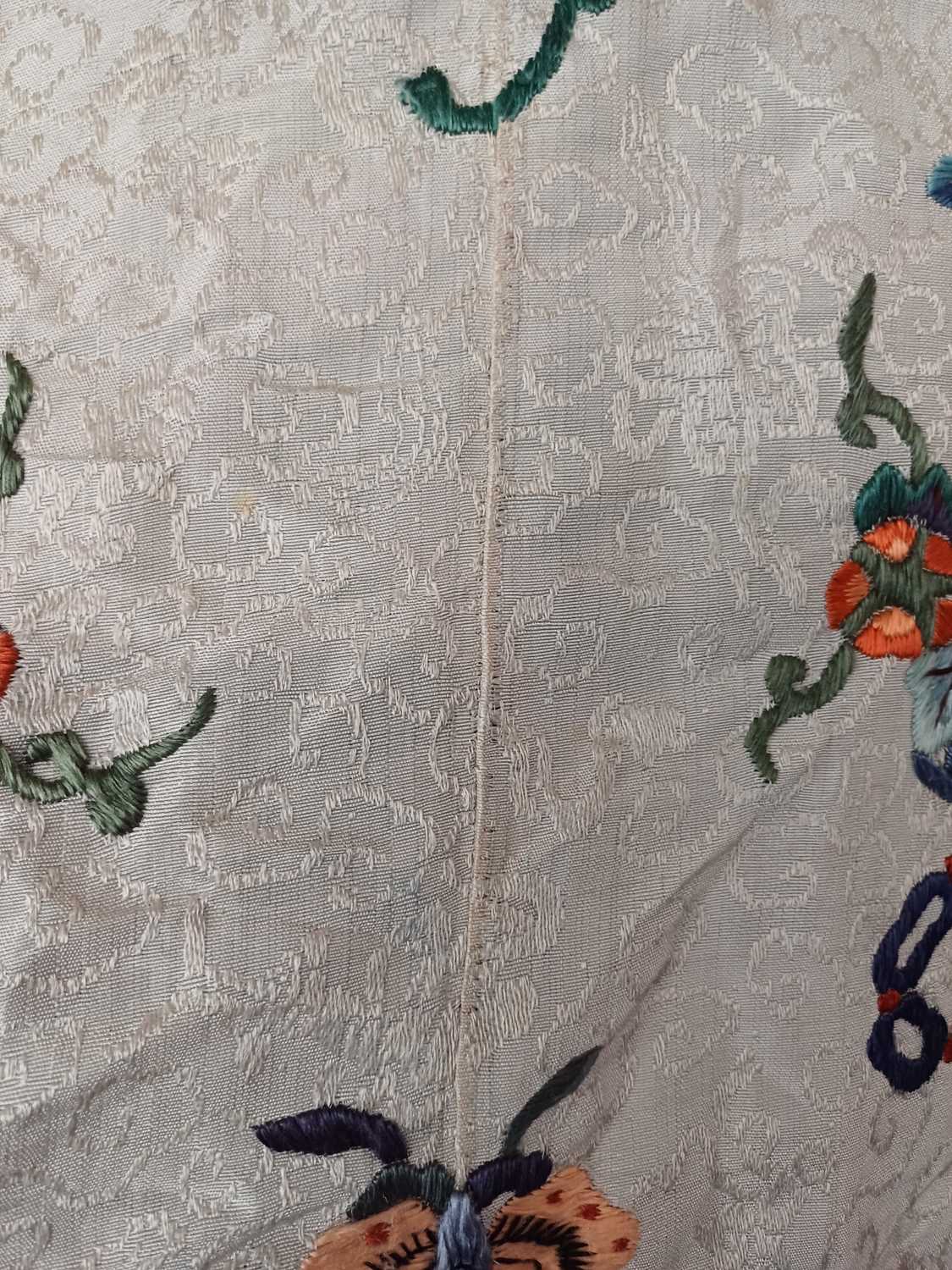 Early 20th Century Chinese Dark Cream Figured Silk Robe embroidered with decorative birds and floral - Image 28 of 31
