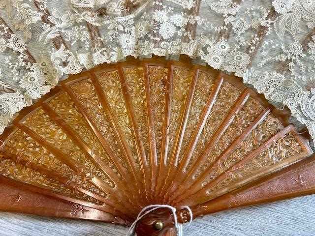 Circa 1900 Carved Fan With a Brussels Lace Mount, floral pierced sticks and guards carved with birds - Image 8 of 10