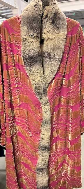 Circa 1930s Pink Silk Chiffon and Cut Velvet Evening Coat, with stylish gathered and flared lower - Image 4 of 17