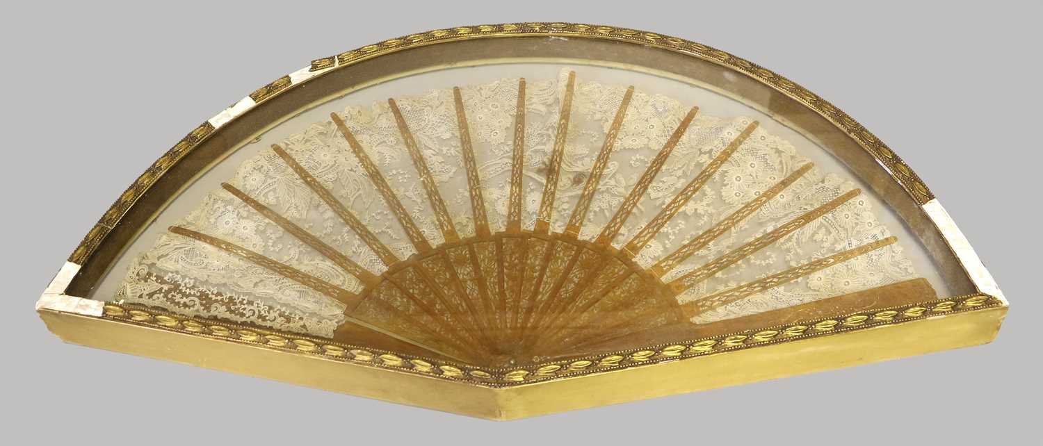 Circa 1900 Carved Fan With a Brussels Lace Mount, floral pierced sticks and guards carved with birds - Bild 2 aus 10