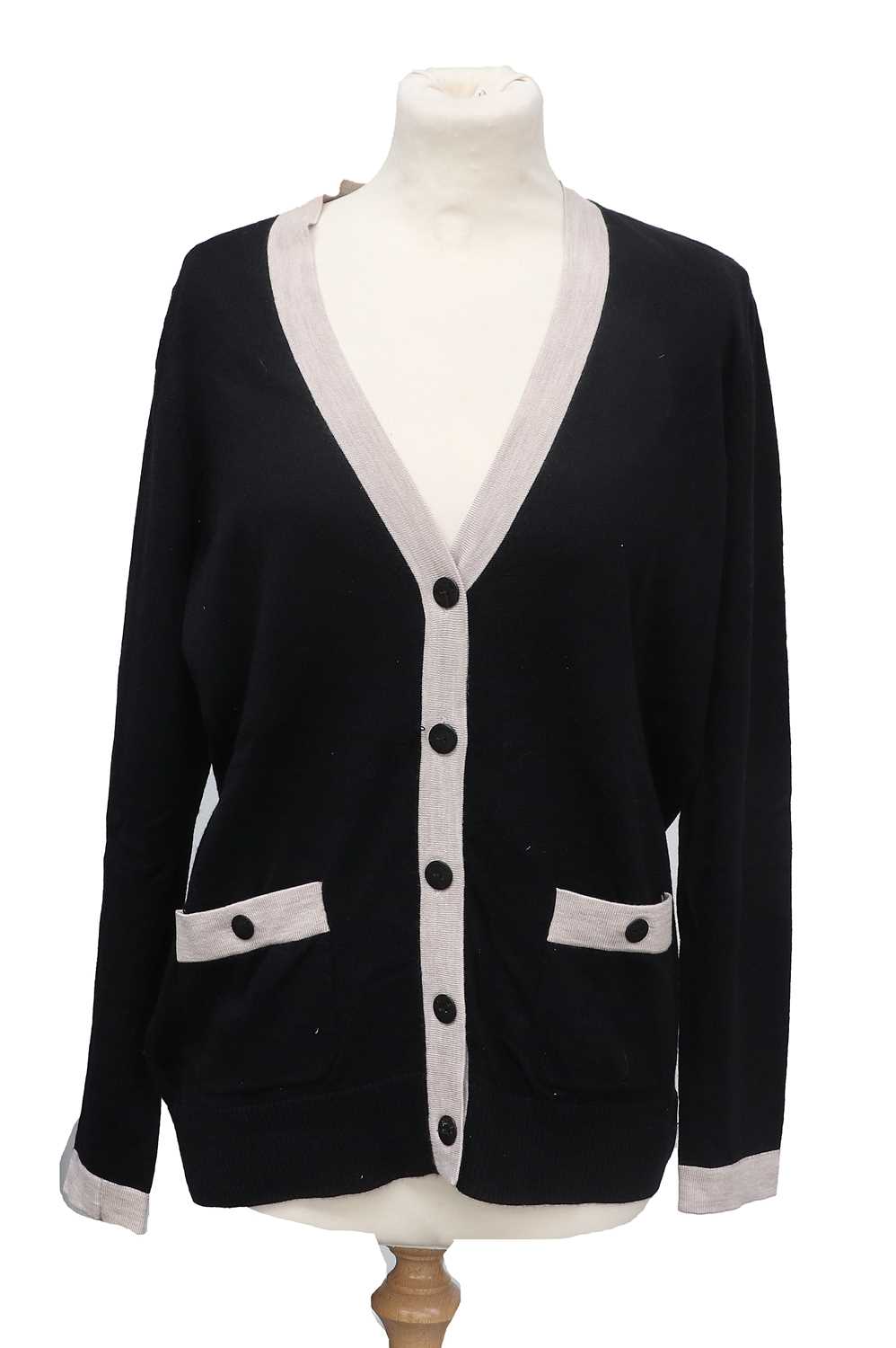 Chanel Uniform, comprising a black wool short sleeve top with round neck, and a black long sleeve - Bild 4 aus 5