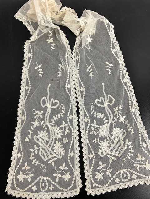 Assorted Mainly Early 20th Century Lace, comprising an Irish crochet lace collar, length of - Image 2 of 4