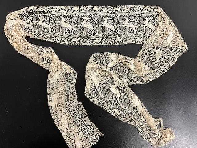 Assorted Decorative Lace Depicting Animal and Floral Motifs, comprising a length with a recurrent - Bild 3 aus 8