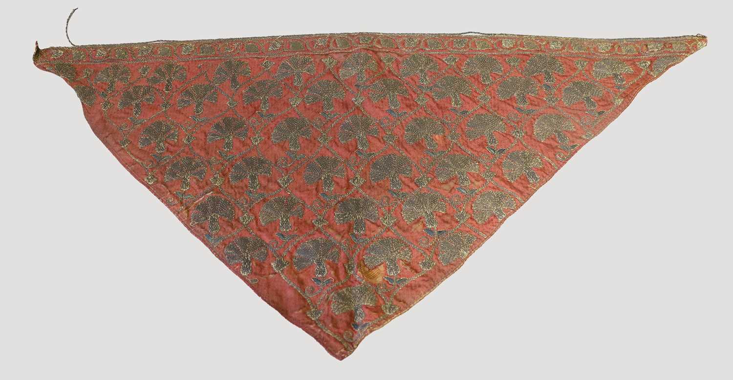 Early 17th Century Forehead Cloth of triangular shape in red silk embroidered with metallic - Image 5 of 6