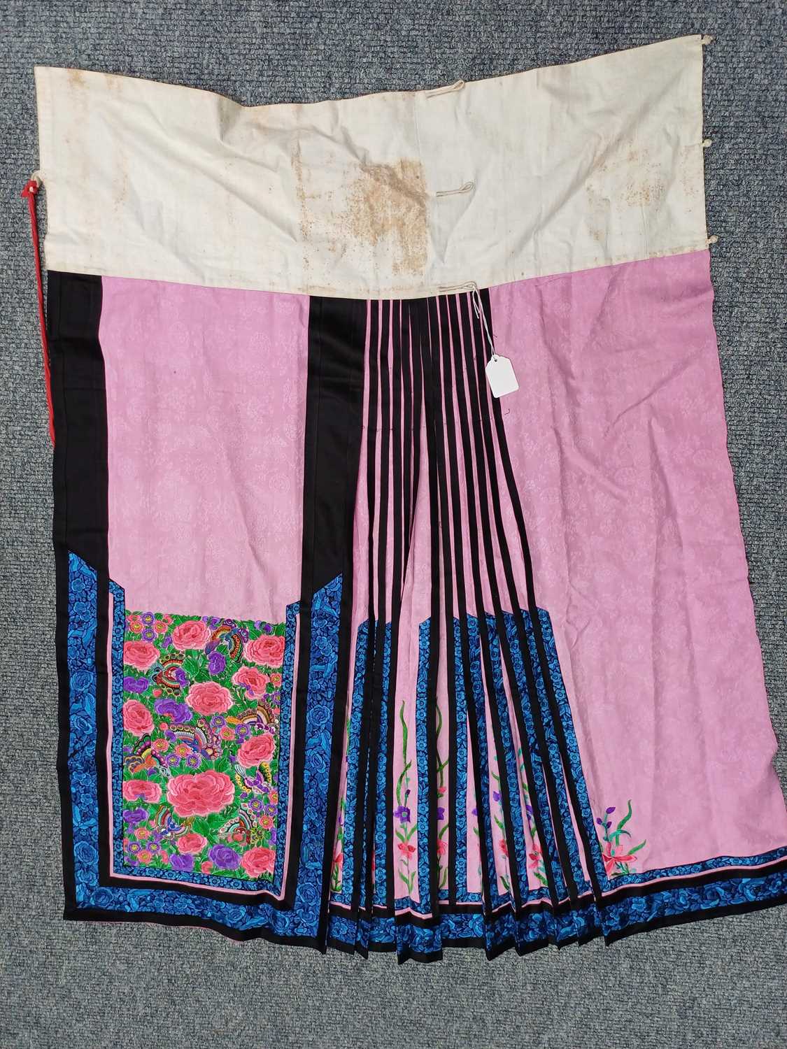 Early 20th Century Chinese Skirt in pink figured silk, with bright silk floral embroidery to the - Image 12 of 14