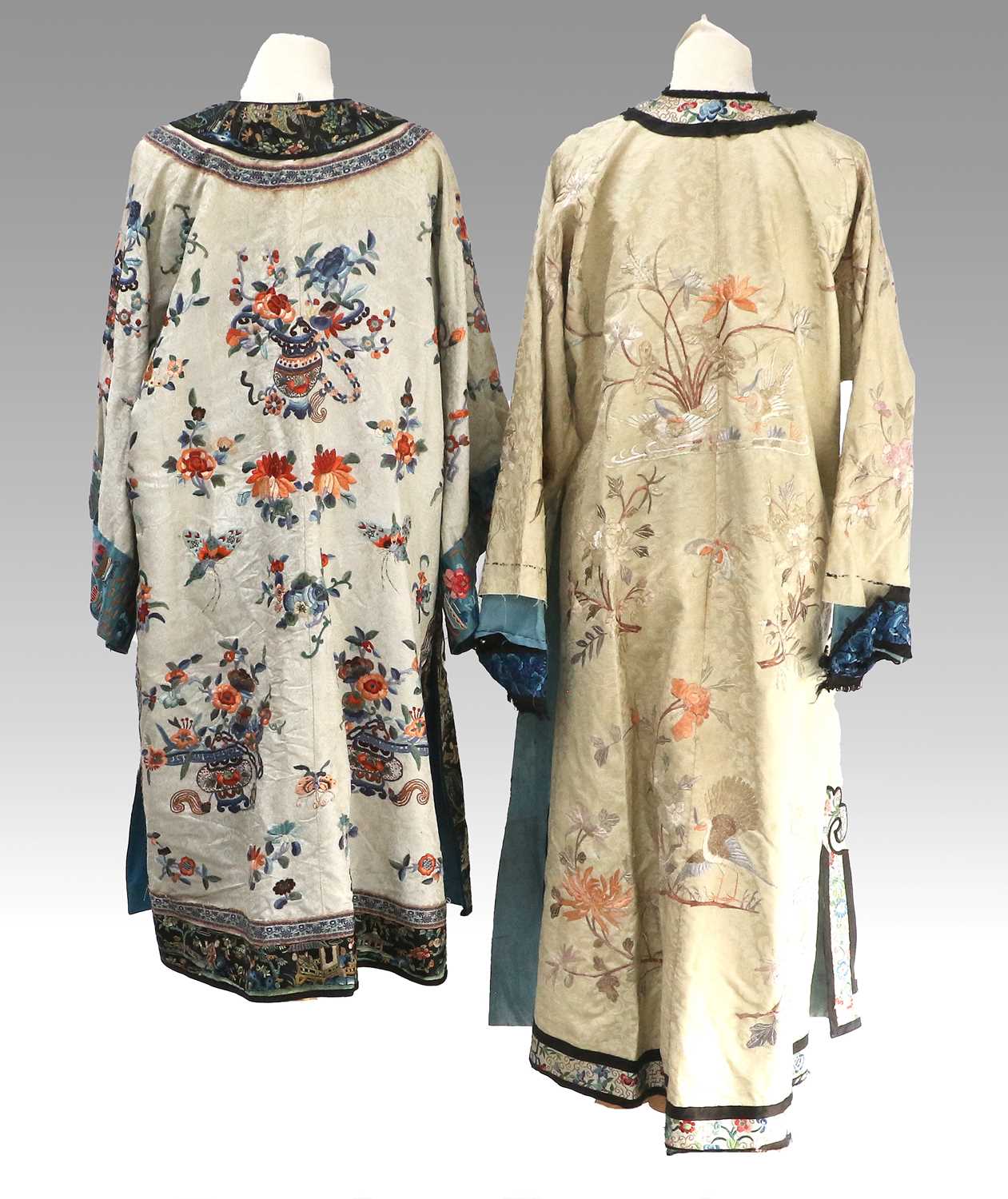 Early 20th Century Chinese Dark Cream Figured Silk Robe embroidered with decorative birds and floral - Image 2 of 31