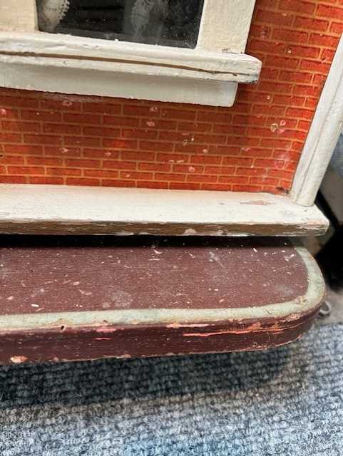 Early 20th Century Wooden Dolls House with brick papered decoration and cream paint to the facade, - Bild 10 aus 15