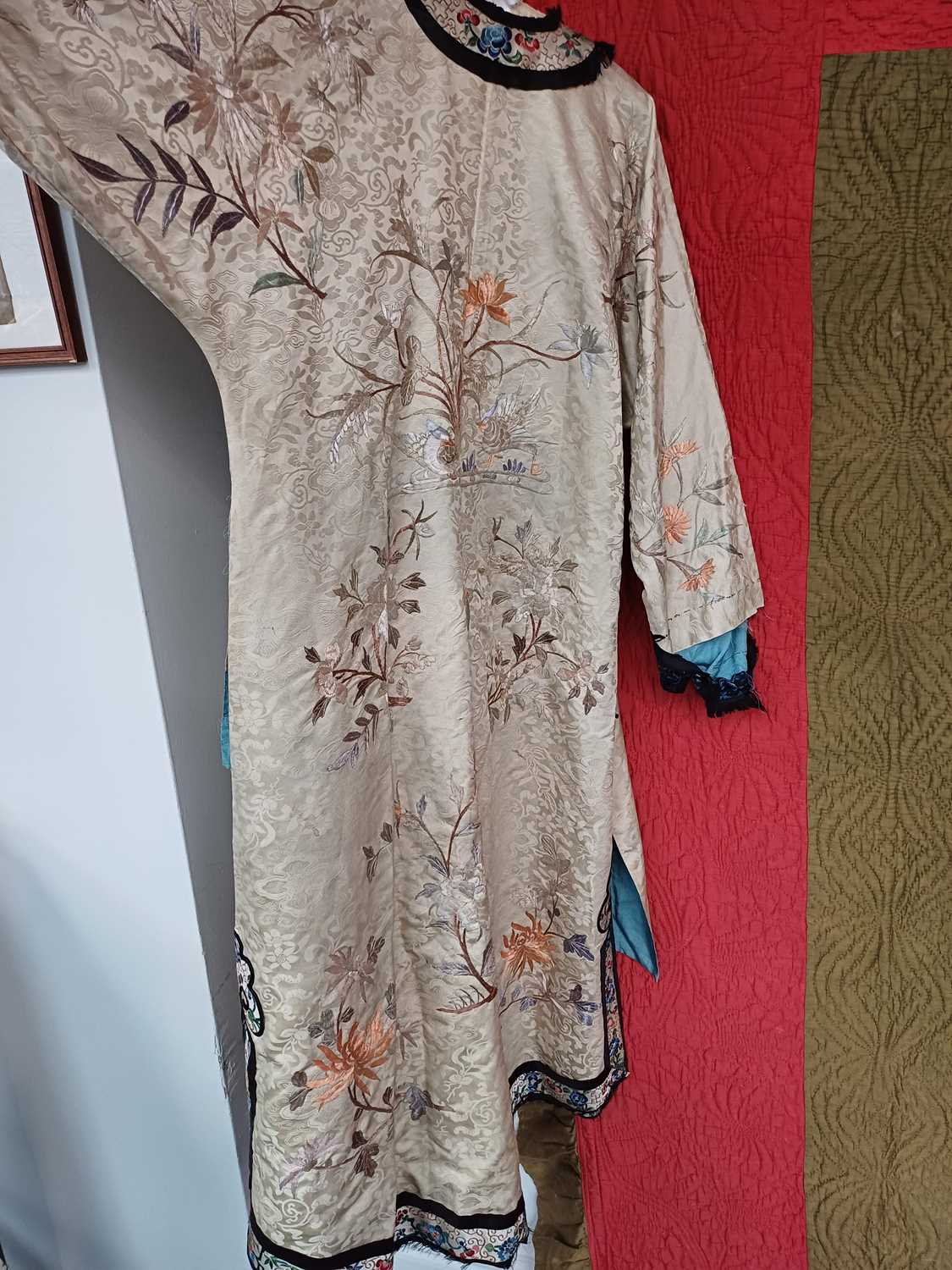 Early 20th Century Chinese Dark Cream Figured Silk Robe embroidered with decorative birds and floral - Image 5 of 31