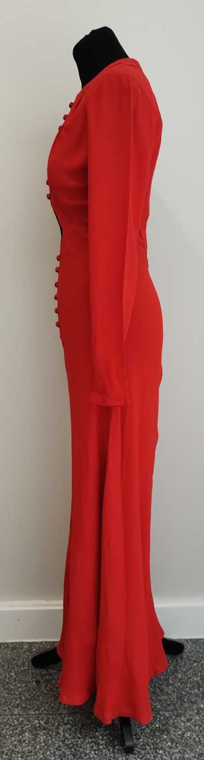 Ossie Clark Red Moss Crepe Long Dress with long sleeves, covered buttons with loop fastenings to the - Bild 2 aus 20