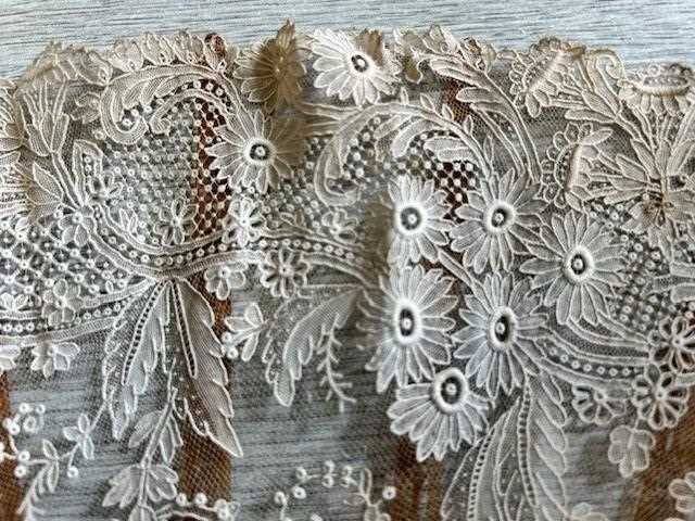 Circa 1900 Carved Fan With a Brussels Lace Mount, floral pierced sticks and guards carved with birds - Bild 4 aus 10