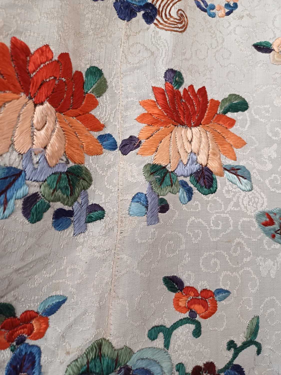 Early 20th Century Chinese Dark Cream Figured Silk Robe embroidered with decorative birds and floral - Image 30 of 31
