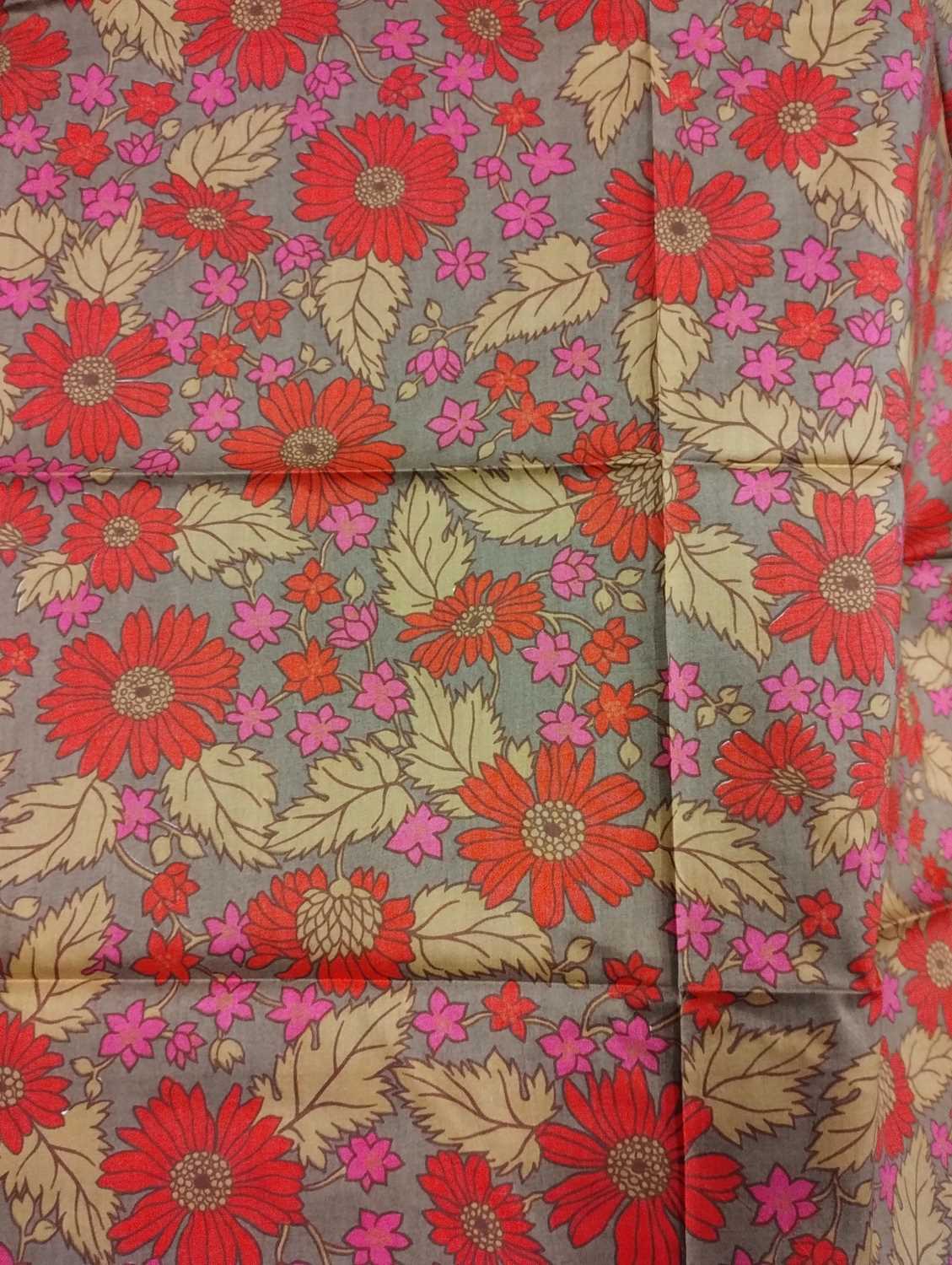 Assorted Mainly Liberty and Collier Campbell Fabric Lengths, comprising a length a Liberty tana lawn - Bild 29 aus 39