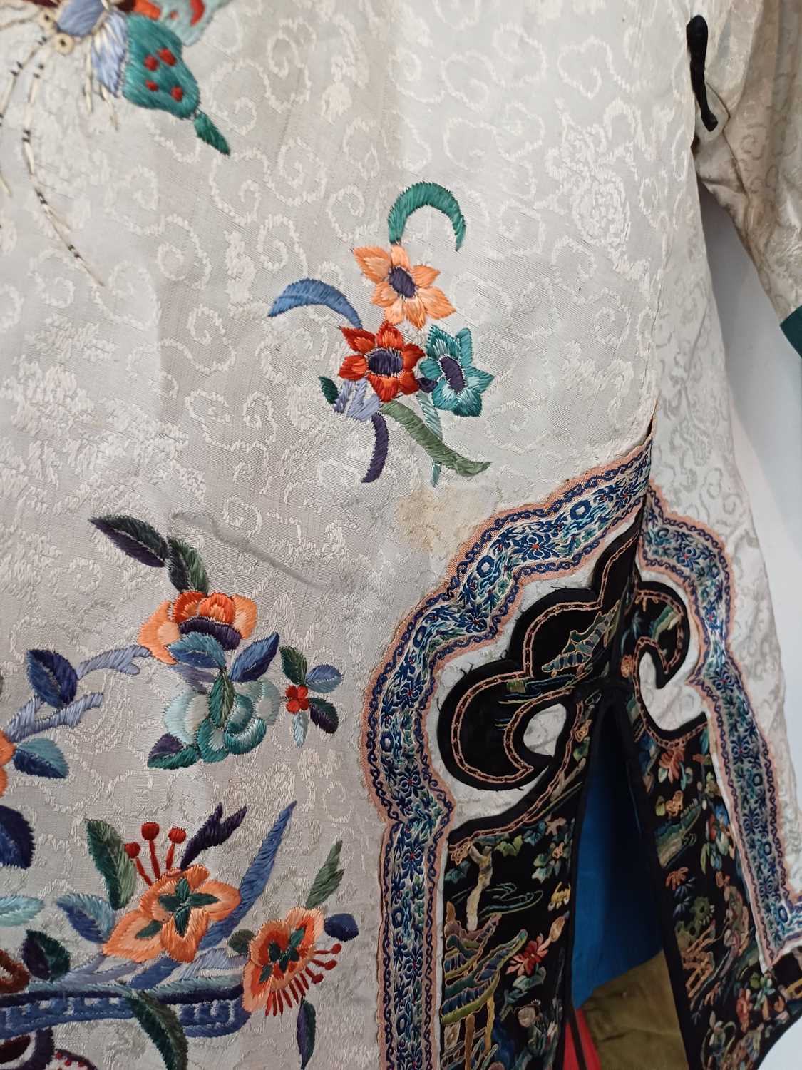 Early 20th Century Chinese Dark Cream Figured Silk Robe embroidered with decorative birds and floral - Image 31 of 31