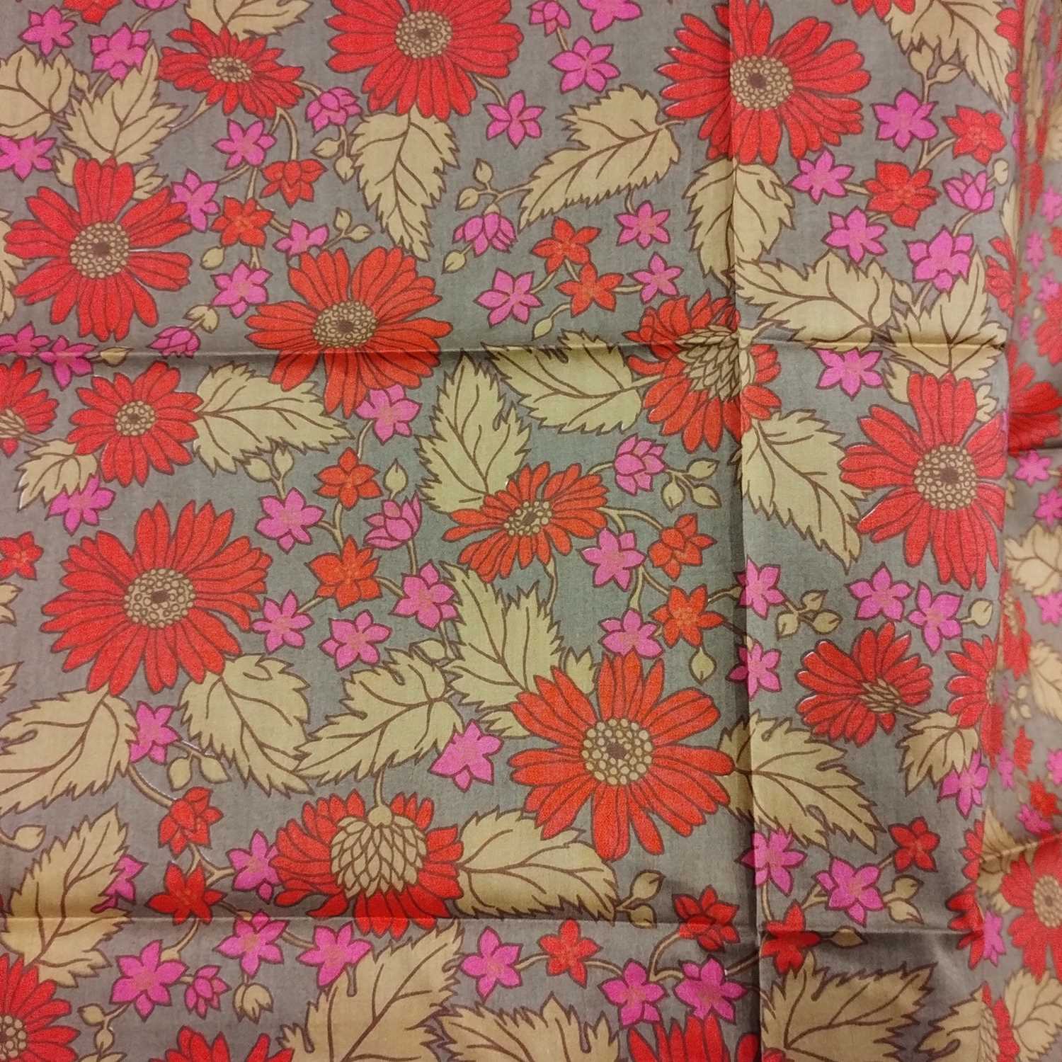 Assorted Mainly Liberty and Collier Campbell Fabric Lengths, comprising a length a Liberty tana lawn - Bild 31 aus 39