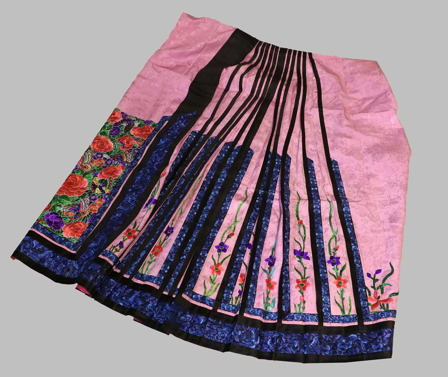 Early 20th Century Chinese Skirt in pink figured silk, with bright silk floral embroidery to the - Image 3 of 14