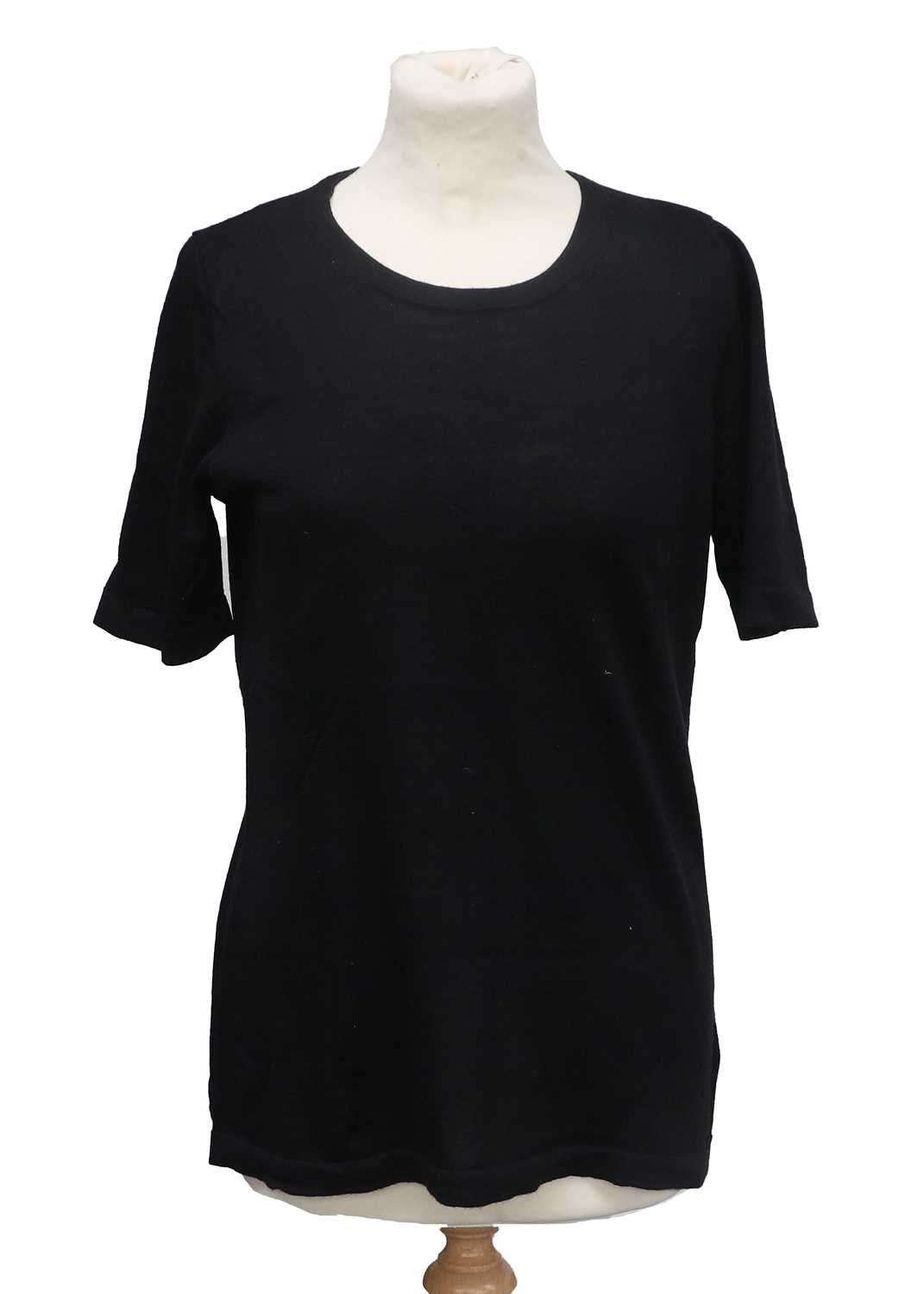 Chanel Uniform, comprising a black wool short sleeve top with round neck, and a black long sleeve - Bild 2 aus 5