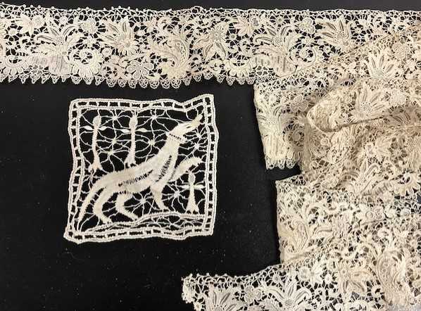 Assorted Decorative Lace Depicting Animal and Floral Motifs, comprising a length with a recurrent - Bild 6 aus 8