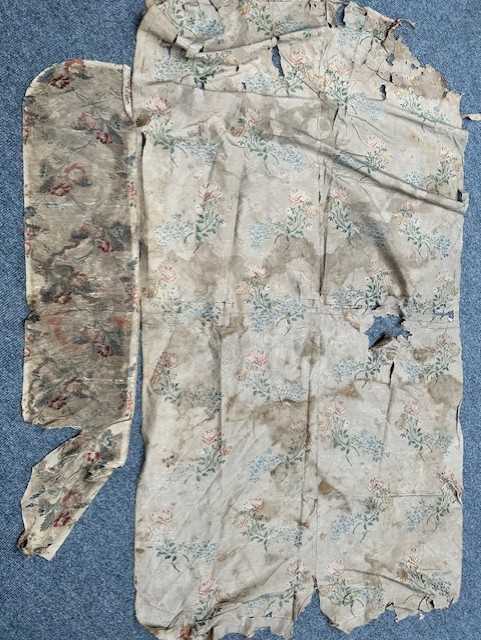 Assorted Late 18th and 19th Century Silk Brocade Remnants in various colours and sizes, (one box) - Bild 15 aus 21