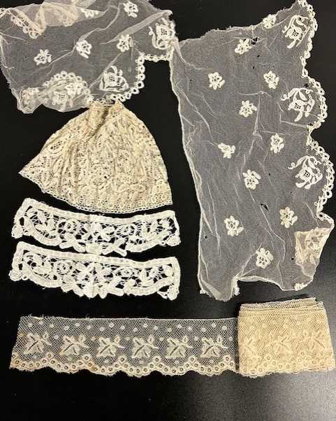 Assorted 19th Century/20th Century Lace comprising assorted lengths of trims, collars, cuffs, - Image 5 of 11