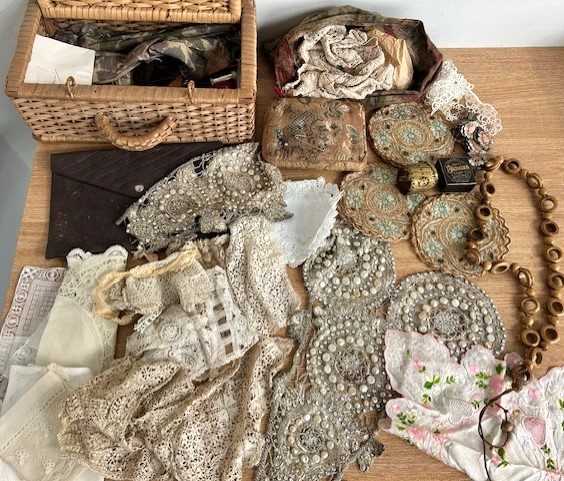 Assorted Haberdashery, Lace and Eastern Woven Textiles, comprising wicker sewing basket, lace - Bild 4 aus 9