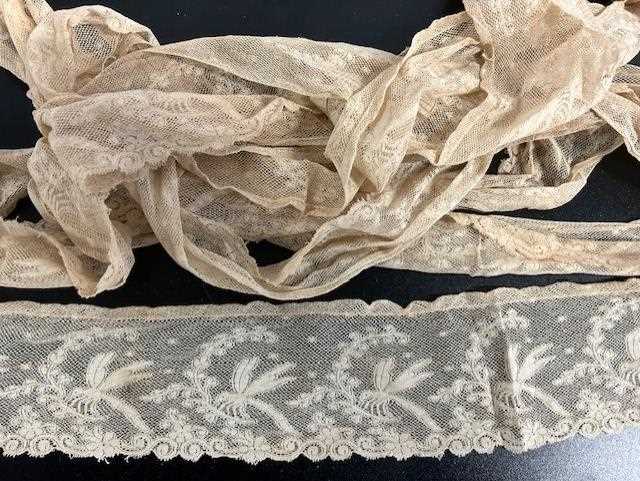 Assorted Decorative Lace Depicting Animal and Floral Motifs, comprising a length with a recurrent - Bild 5 aus 8