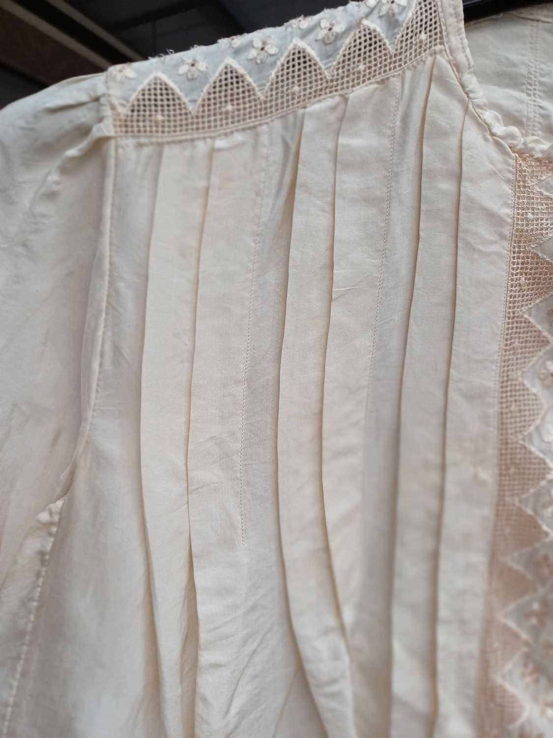 Fourteen Circa 1920-40s Ladies Tops and Shirts in white, cream, pale pink and peach in silk, satin - Image 16 of 29