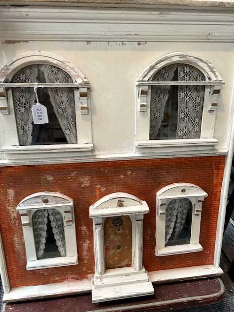 Early 20th Century Wooden Dolls House with brick papered decoration and cream paint to the facade, - Bild 15 aus 15